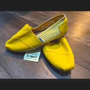 NWT Tom’s Yellow Striped Classic Shoes